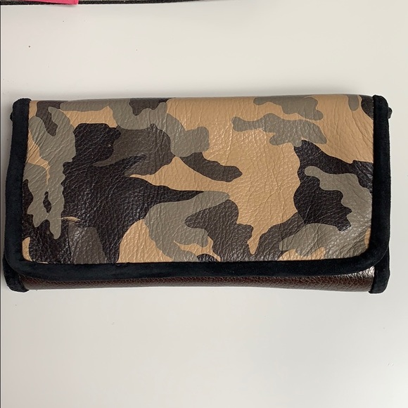 NWOT- Gorgeous leather wallet - Picture 1 of 6